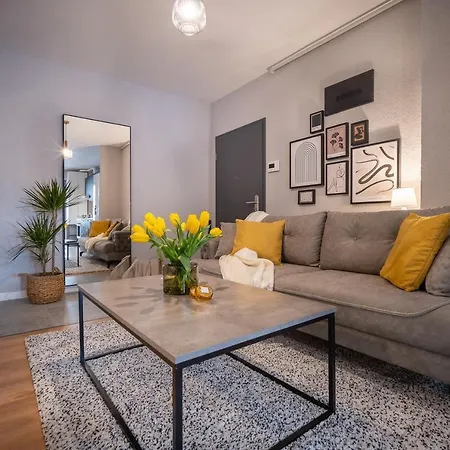 Modern Urban Escape @the Office With Parking Space Apartment
