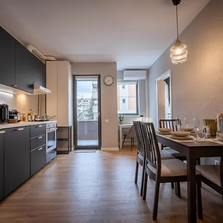 Modern Urban Escape @the Office With Parking Space Apartment *